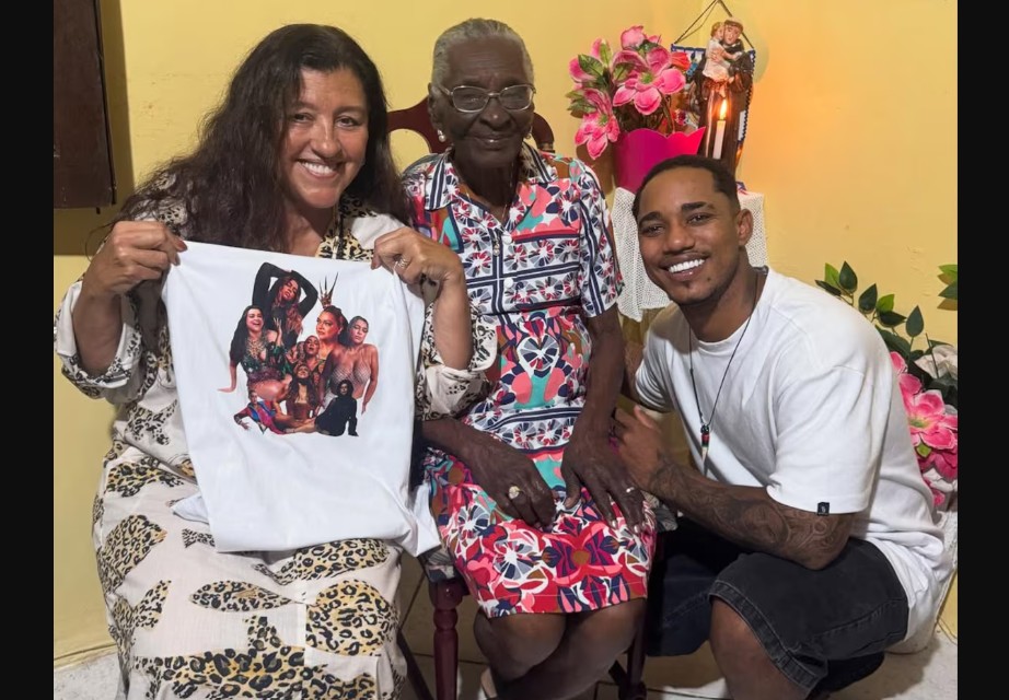 Na Bahia, Regina Casé conhece a família de Danrlei Orrico, o Kanalha, e posa com a avó do cantor; encontro aconteceu para atender a um pedido de Preta Gil Foto: @reginacase via Instagram