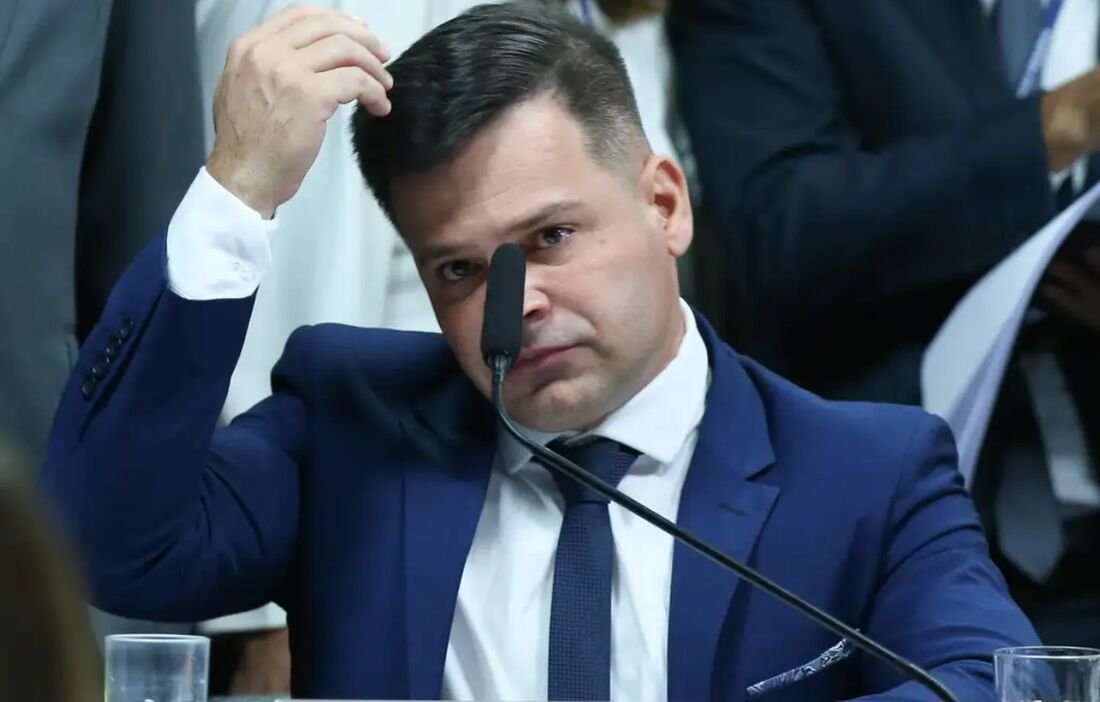 Ex-diretor da Polícia Rodoviária Federal (PRF) Silvinei Vasques, teria dado ordens ilegais aos policiais da PRF para realização de operações visando dificultar o trânsito dos eleitores no dia 30 de outubro de 2022