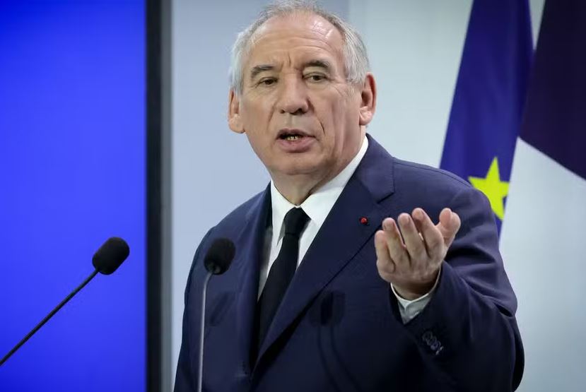 O primeiro ministro francês, Francois Bayrou, discursa em Paris, detalhou nova participação do país no orçamento