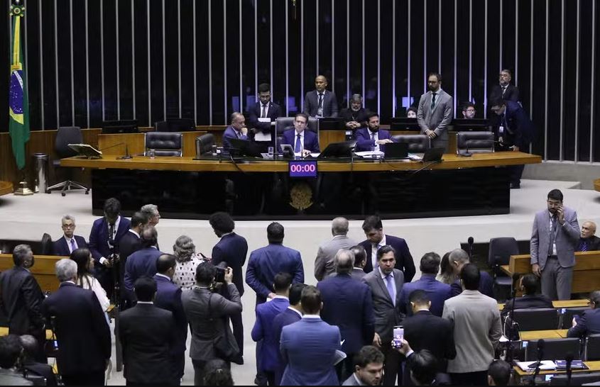 Câmara deve analisar cassação de Zambelli na volta do recesso; entenda passo a passo