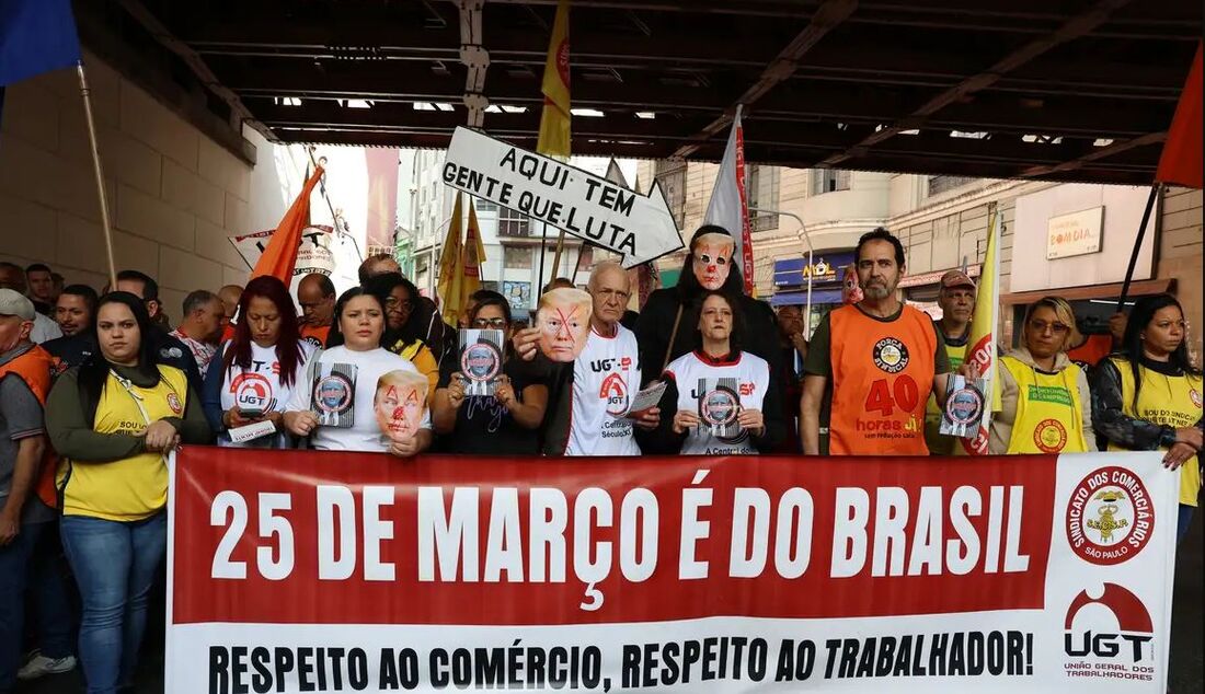 Com faixas, cartazes e palavras de ordem como "Brasil acima da mentira!" e "Emprego sim, chantagem não!", dirigentes sindicais, trabalhadores e trabalhadoras se concentraram em frente às lojas da região