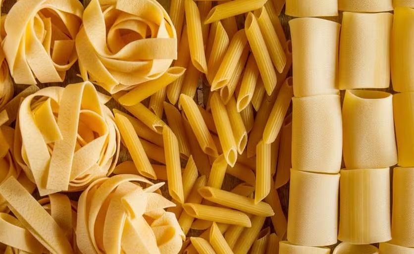 A espátula dentada, usada para retirar o espaguete ou o macarrão e colocá-lo no prato, tem um furo no centro, que indica a quantidade exata de massa que uma pessoa deve comer