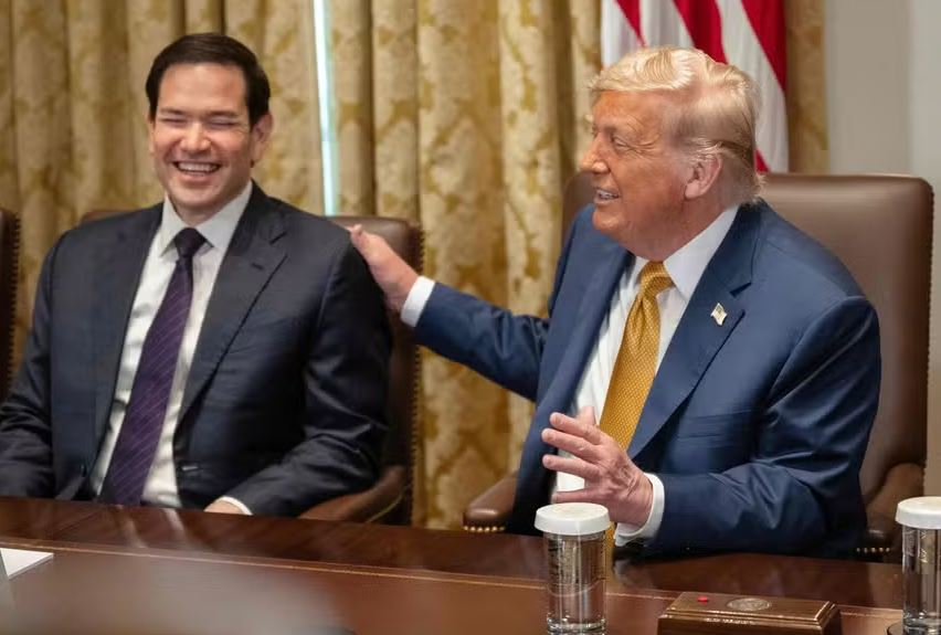 O secretário de Estado dos EUA, Marco Rubio, e o presidente americano, Donald Trump, durante reunião de gabinete