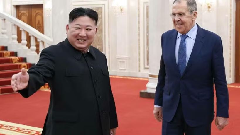 O ministro russo das Relações Exteriores, Sergey Lavrov, na última visita ao líder da Coreia do Norte, Kim Jong Un, em outubro de 2024