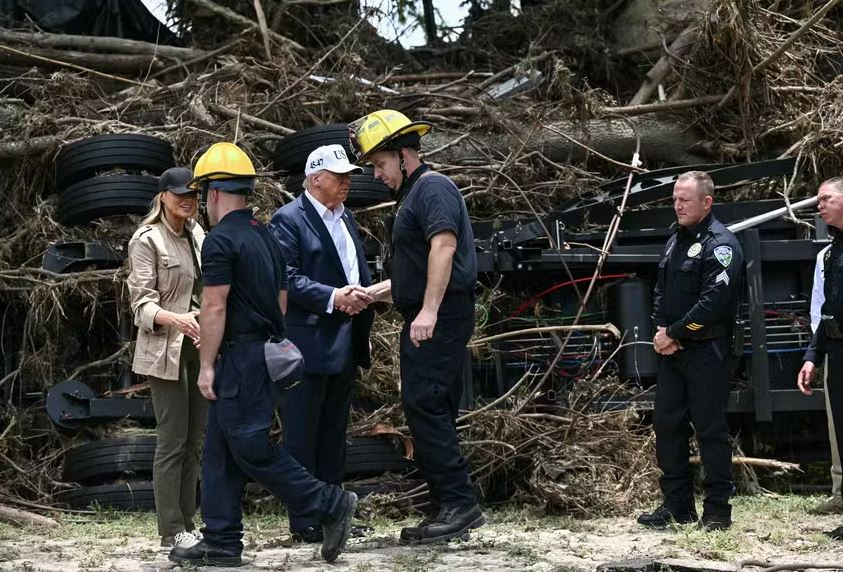Donald Trump e a primeira-dama cumprimentam socorristas perto do Rio Guadalupe