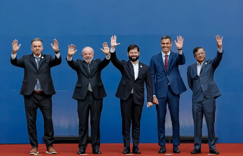 Além de Lula e do presidente chileno Gabriel Boric, também participaram do evento "Democracia Sempre" os líderes da Colômbia, Gustavo Petro; Espanha, Pedro Sánchez; e do Uruguai, Yamandú Orsi.