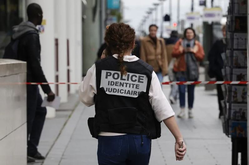 Polícia da França em estação de trem de Paris 