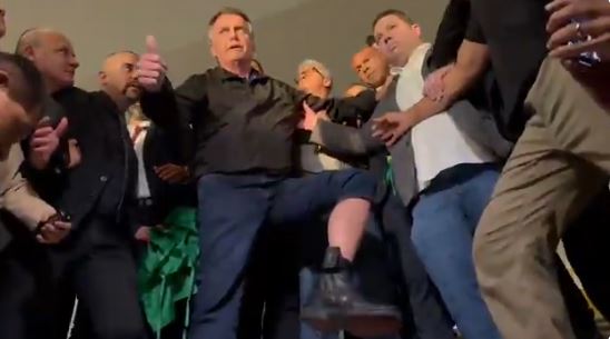 Bolsonaro mostra a tornozeleira eletrônica