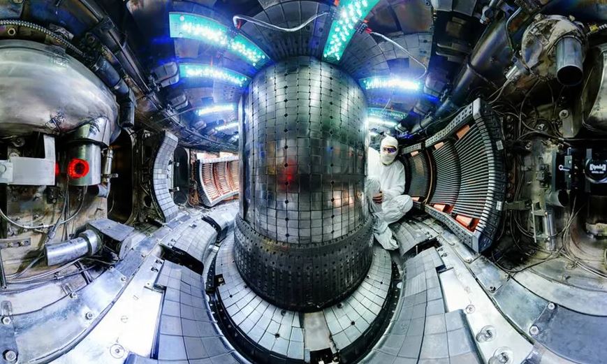 Interior do reator de fusão nuclear do MIT, que também faz experimentos com fusão nuclear