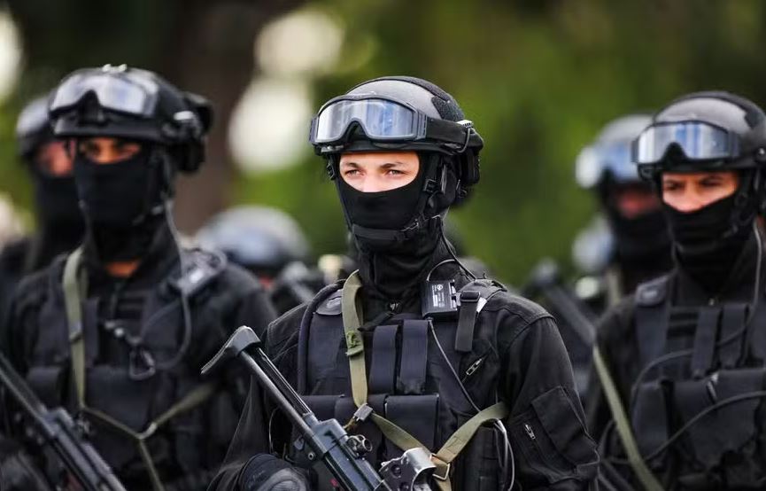 Kids pretos é o nome dado aos militares formados pelo Curso de Operações Especiais do Exército Brasileiro, treinados para atuar em missões sigilosas e em ambientes hostis e politicamente sensíveis