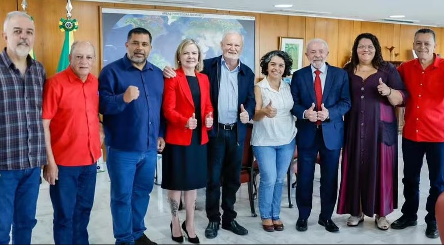 O presidente Lula e a ministra Gleisi Hoffmann com dirigentes do MST no Palácio do Planalto