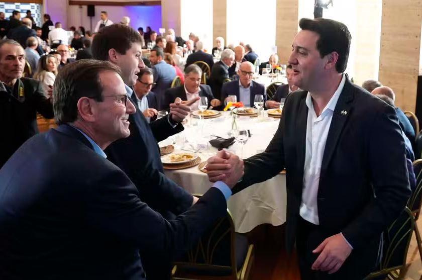 O governador do Paraná, Ratinho Jr. (à direita), cumprimenta o prefeito do Rio, Eduardo Paes, em evento na Associação Comercial