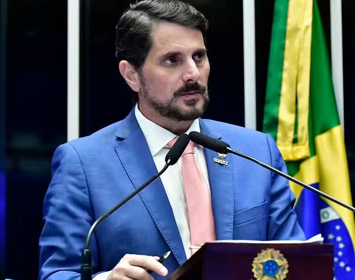 O senador Marcos do Val disse em uma live nas redes sociais que está na Disney em uma viagem familiar e que se negou a entregar os seus passaportes após determinação de Moraes