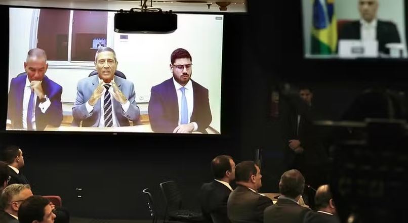 O ex-ministro Walter Braga Netto, acompanhado de advogados, durante interrogatório no STF 