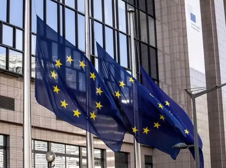 União Europeia avalia adiar medidas de sua Lei de IA diante de pressão de big techs e dos EUA