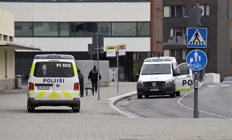 Veículos policiais são vistos do lado de fora do shopping Ratina, em Tampere, Finlândia, em 3 de julho de 2025