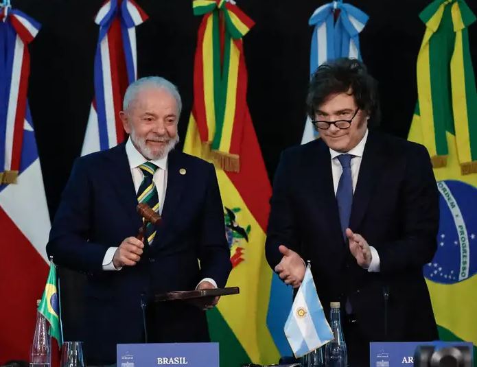 Presidente Luiz Inácio Lula da Silva na cerimônia de transmissão da Presidência Pro Tempore do Mercosul ao Brasil com o presidente da Argentina, Javier Milei 