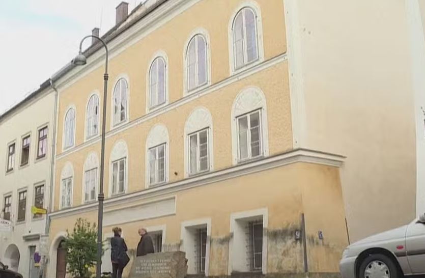 Marcas do terror: Cidade natal de Adolf Hitler rebatiza ruas nomeadas em homenagem a nazistas