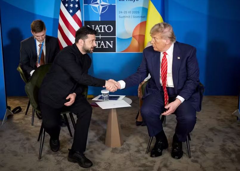 Presidentes da Ucrânia, Volodymyr Zelensky (E), e dos EUA, Donald Trump, em reunião às margens da cúpula da Otan, em Haia 