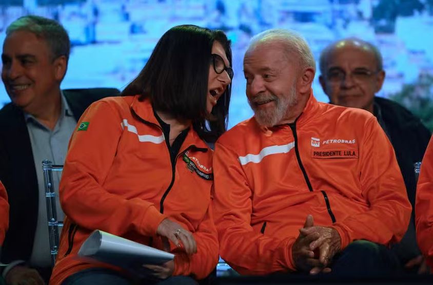 Lula conversa com Magda Chambriard, presidente da Petrobrás, durante evento na Reduc 