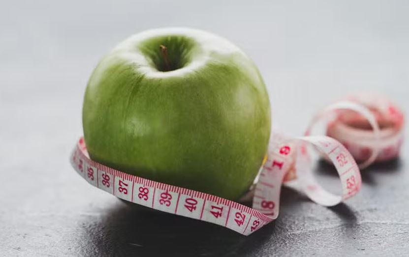 Comer muito rápido faz com que as pessoas comam mais do que deveriam