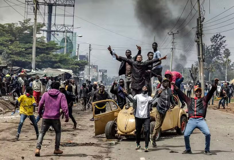 Protestos no Quênia: Manifestantes sobem em veículo usado como barricada