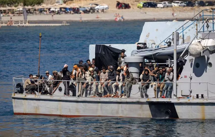 Grécia resgata centenas de migrantes durante fim de semana