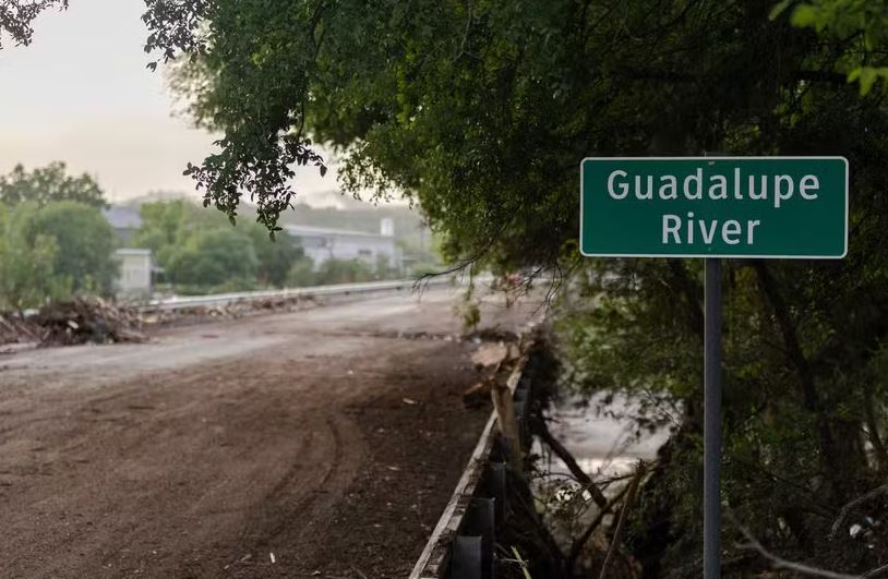 Ponte sobre o Rio Guadalupe em 5 de julho de 2025 em Center Point, Texas 