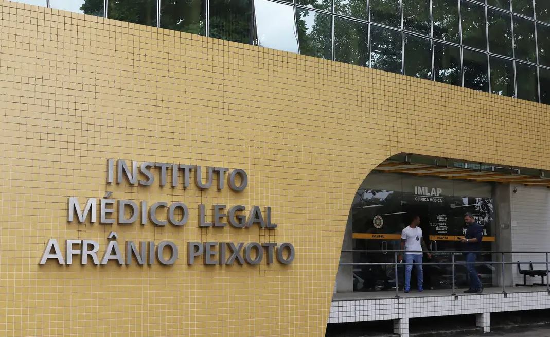 IML - Participaram do procedimento dois peritos legistas da Polícia Civil, um perito da Polícia Federal e um assistente técnico representante da família