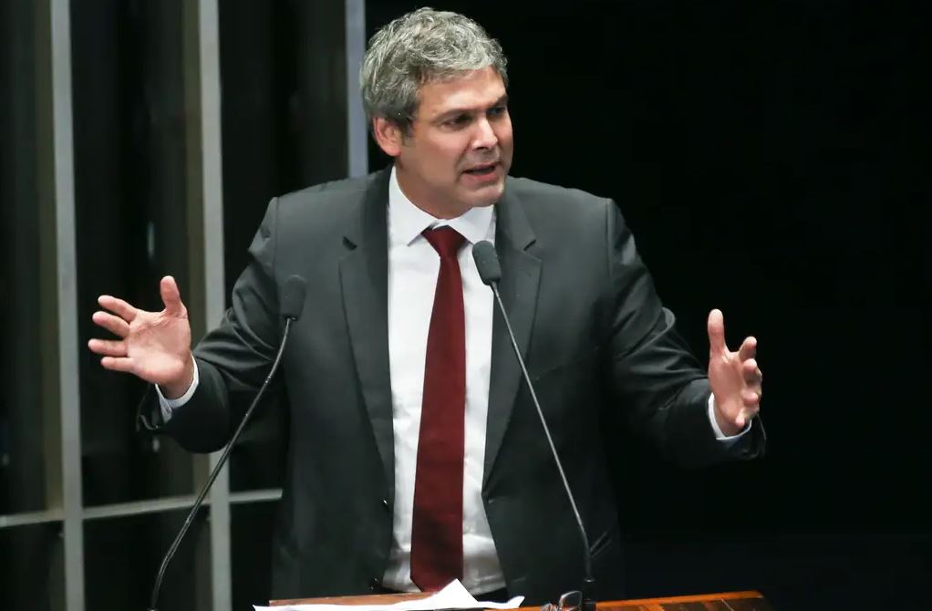 Lindbergh Farias aciona STF para impedir bloqueio de contas de Moraes