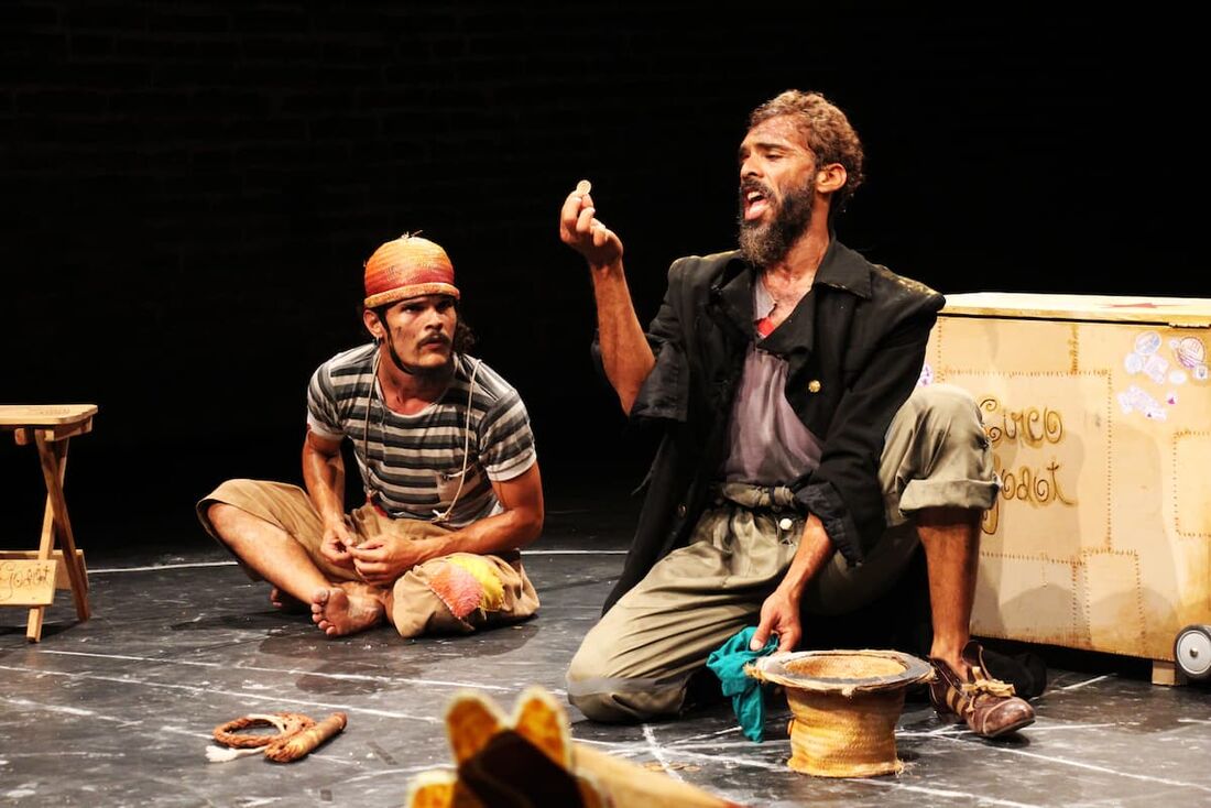 Venda de ingressos acontecem também na bilheteria do teatro