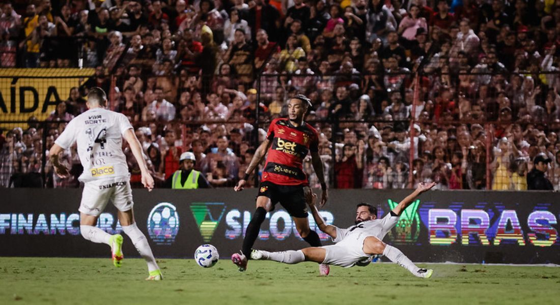 Derik Lacerda em lance da partida entra Sport e Santos