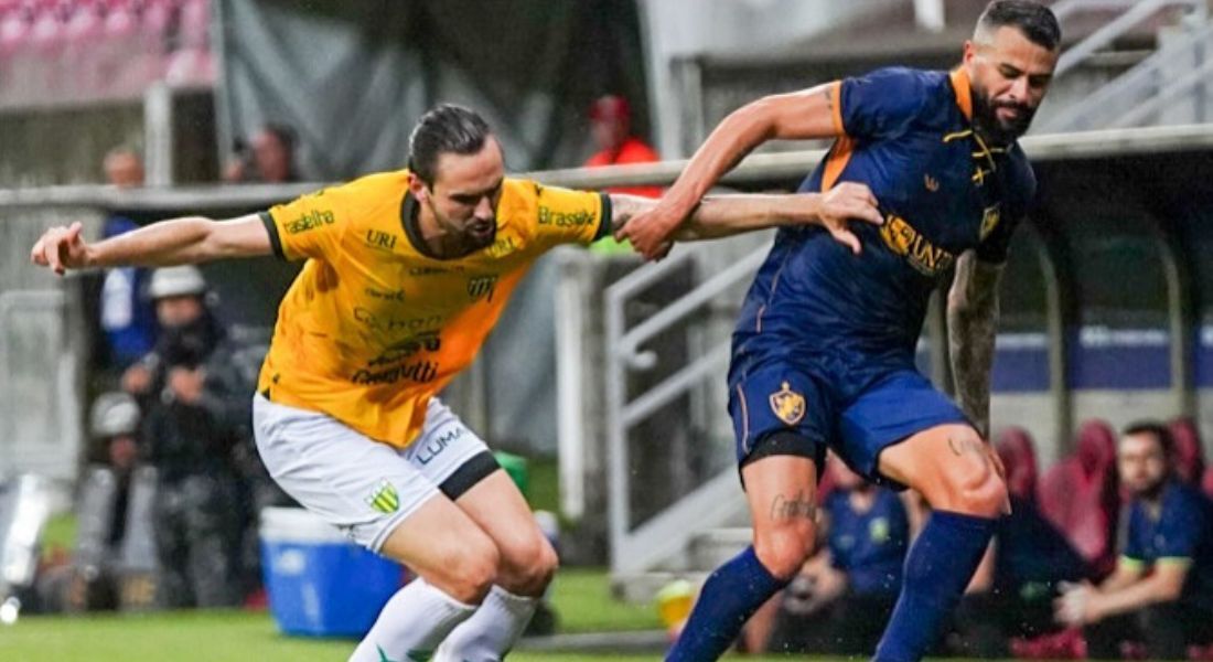 Lance do jogo entre Retrô e Ypiranga-RS