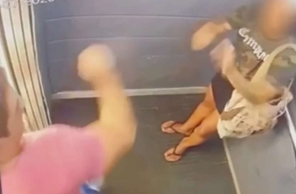 Agressão foi registrada pela câmera do elevador