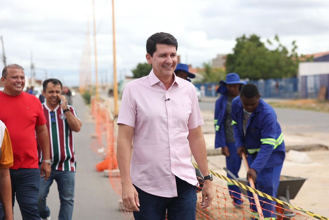 Simão Durando observa de perto as obras de requalificação do canal
