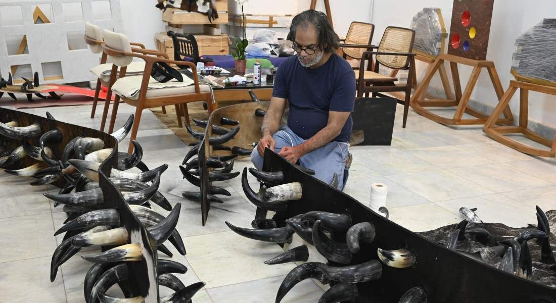 Jaildo Marinho produzindo peças da exposição "Metamorfismo"