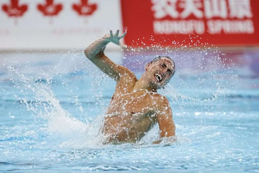 Dennis González, primeiro homem a conquistar uma medalha no Mundial de Nado Artístico