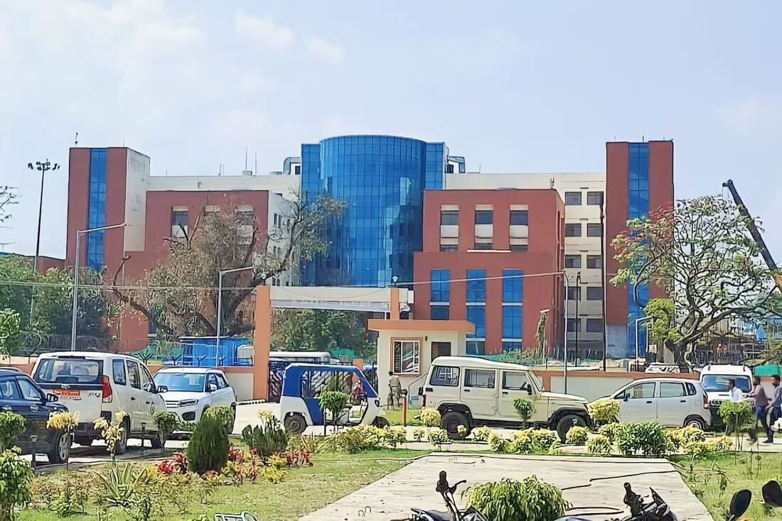 Bebê de um ano foi levado ao Hospital Universitário Médico do Governo de Bettiah após morder cobra.