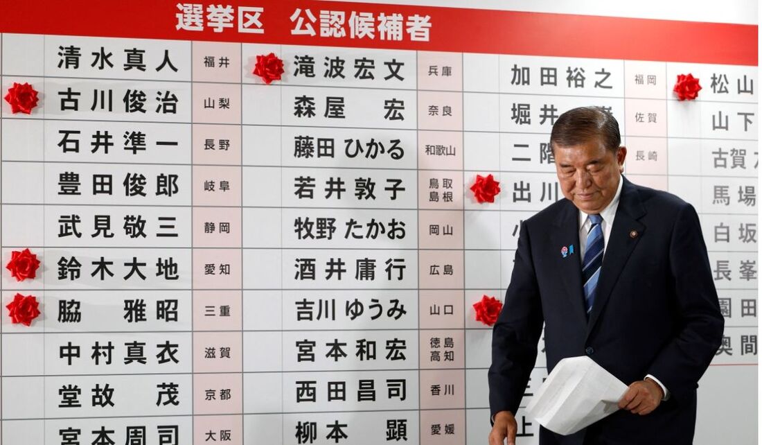 O primeiro-ministro japonês, Shigeru Ishiba, caminha após se dirigir à mídia no centro de contagem de votos na sede do Partido Liberal Democrata (LDP), em Tóquio