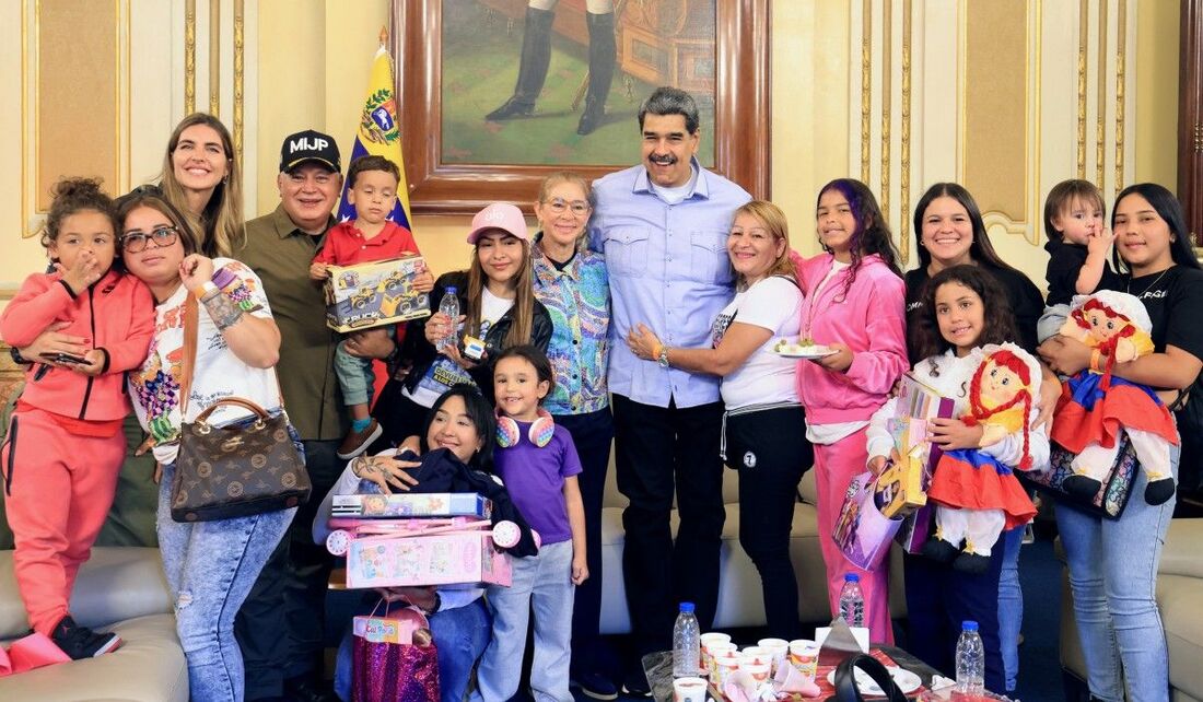 Presidente da Venezuela, Nicolás Maduro (C), a primeira-dama Cilia Flores (C-E) e o ministro das Relações Interiores, Justiça e Paz, Diosdado Cabello (4&ordm;-E), posando para uma foto com crianças repatriadas no Palácio Presidencial de Miraflores