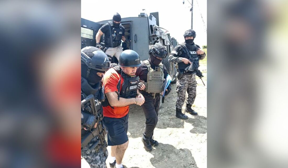 Traficante de drogas Adolfo Macias é escoltado para fora da prisão de La Roca para ser extraditado para os EUA em Guayaquil