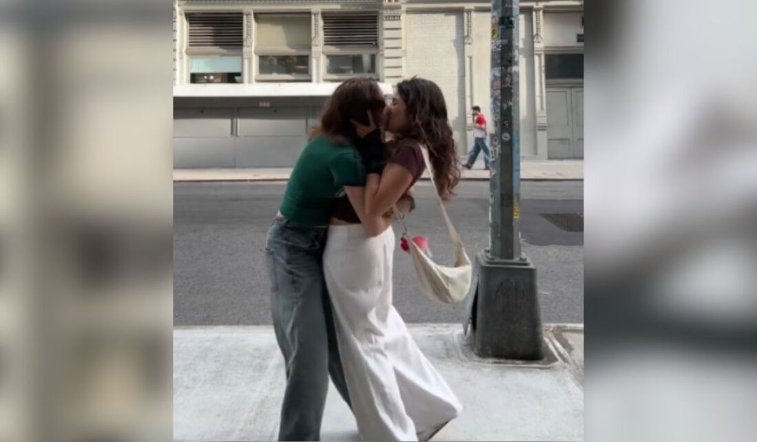 Na publicação, Elisa Annenberg aparece beijando a atriz americana Karlie Jo Dickinson