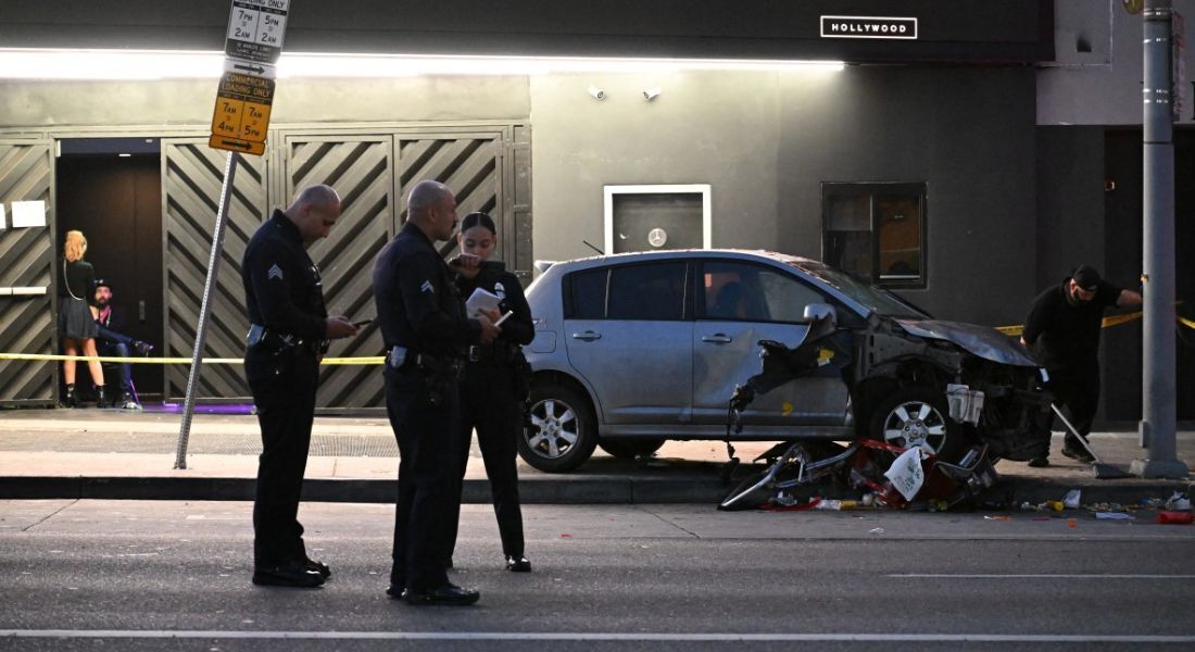 Policiais no local do acidente de um veículo que atropelou uma multidão em Hollywood na madrugada deste sábado (19)
