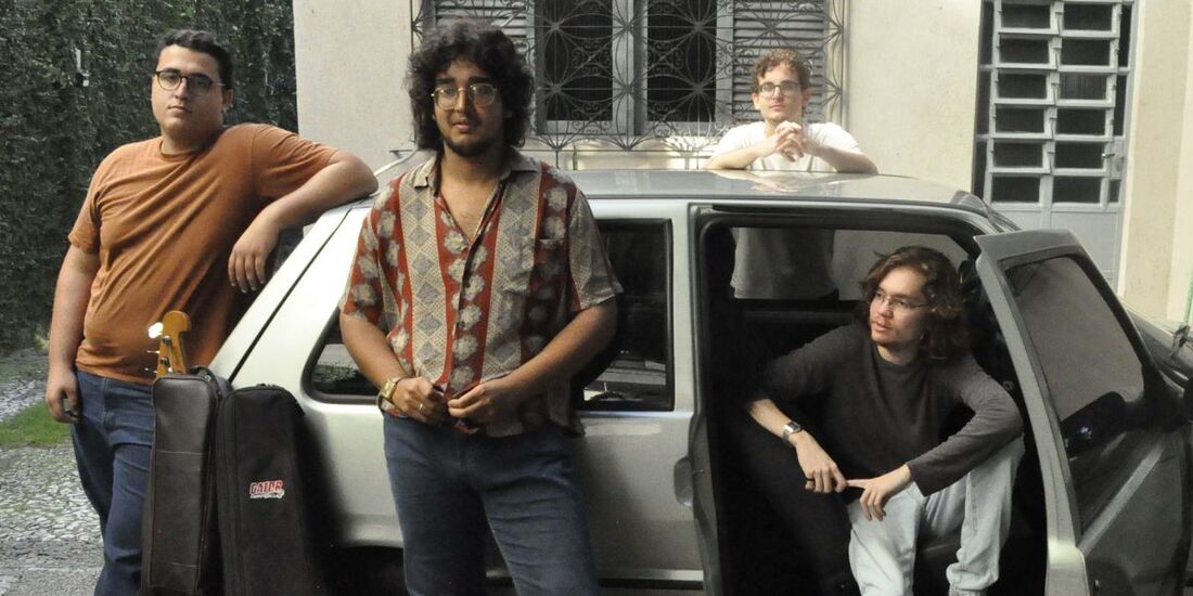 Gui Valença, Márcio Dias, Vinycius Sá e Vitor Fireman formam a banda Oito Lentes