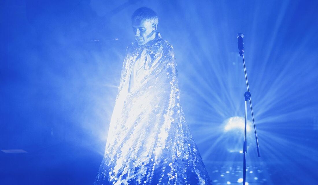 O show "Novo Mundo", de Arnaldo Antunes, teve direção artística e direção de arte de Batman Zavareze