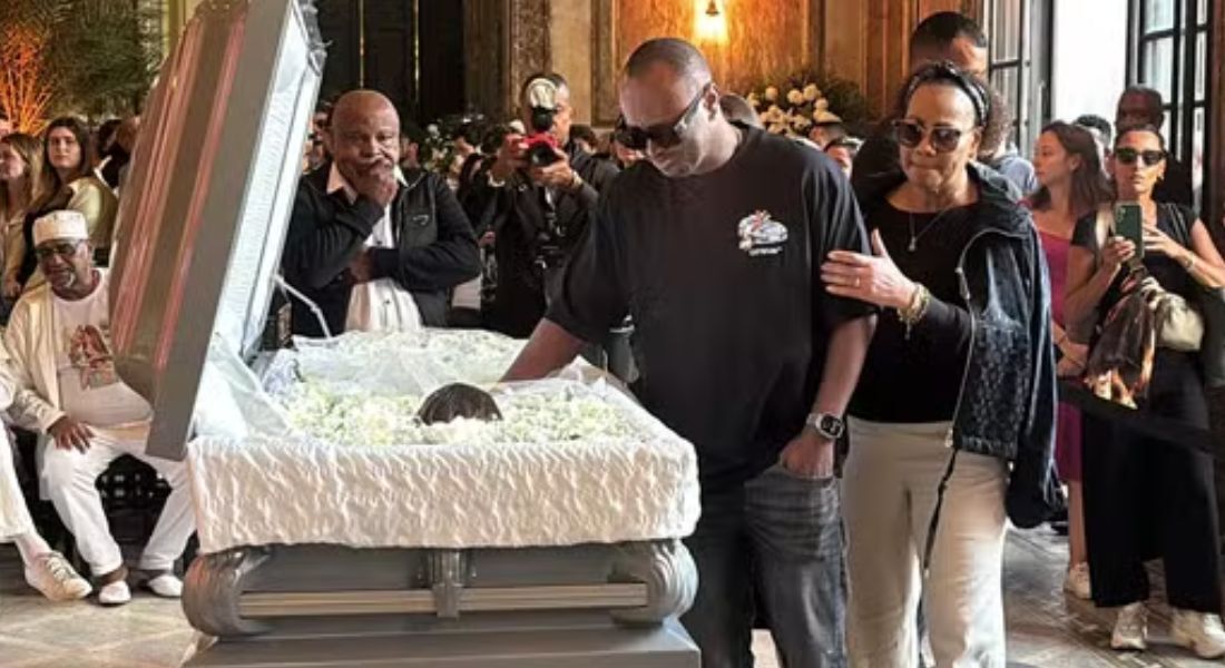 Thiaguinho durante o velório da cantora Preta Gil no Theatro Municipal do Rio de Janeiro