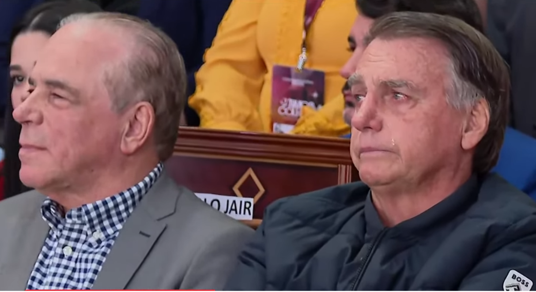 Ex-presidente Jair Bolsonaro chora em culto