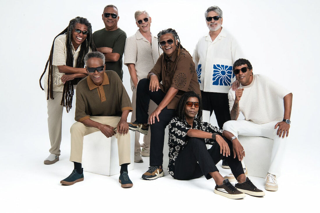 Farofa Carioca: Formação original e novo vocalista Mário Broder (ao chão)