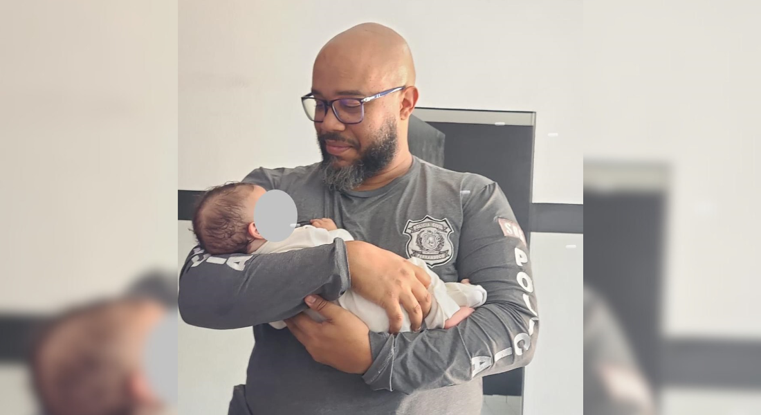 Criança foi encontrada em estado de saúde debilitado, numa cama, coberto de moscas e cercado de sujeira