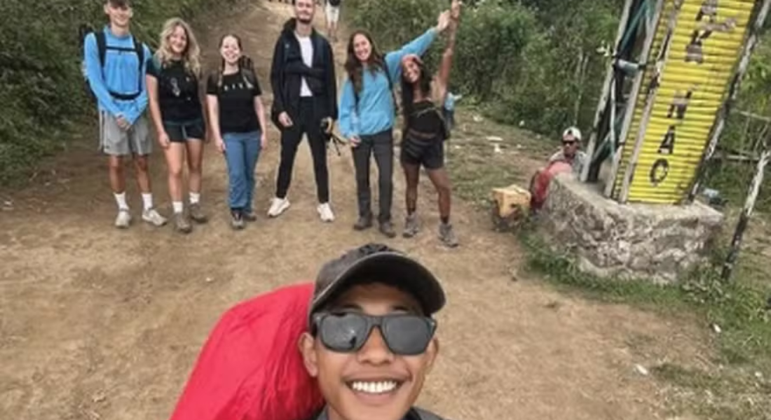 Ali Musthofa, à frente da selfie, levava Juliana Marins e outros turistas por trilha do Monte Rinjani